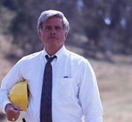mężczyzna trzymający żółty kask